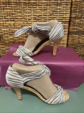 GUC Carlton London Blue white silvery, zebra stripe ankle tie cork heel 7